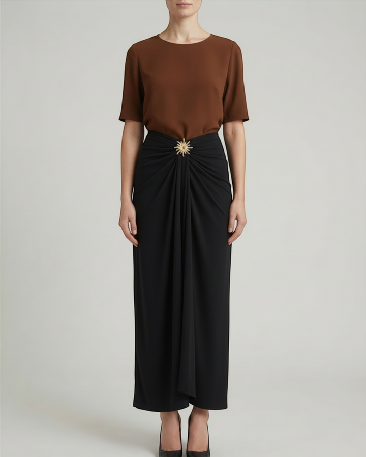 CLEO – Gonna midi drappeggiata con spilla dorata a forma di sole