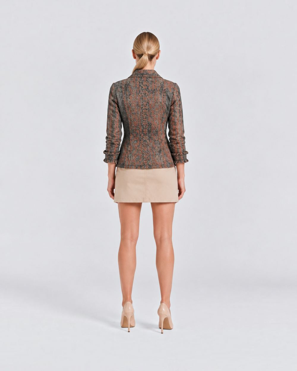 Luna Moda Ilaria jacket with gradient pattern, ruffled cuffs, and classic collar, worn with a beige mini skirt.