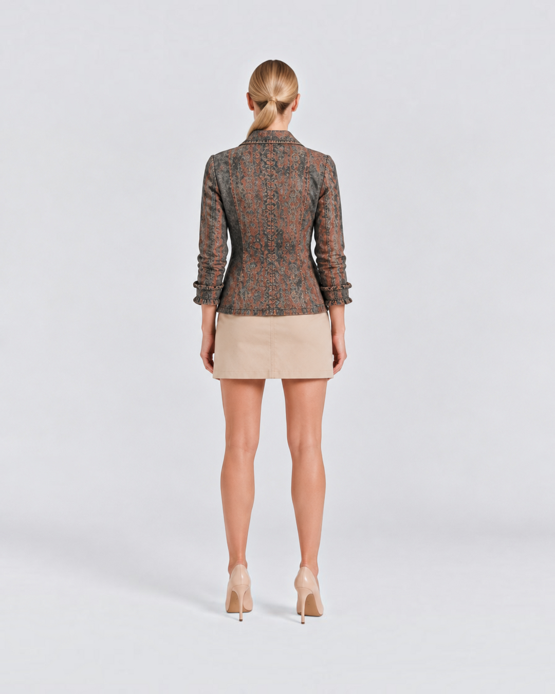 Luna Moda Ilaria jacket with gradient pattern, ruffled cuffs, and classic collar, worn with a beige mini skirt.