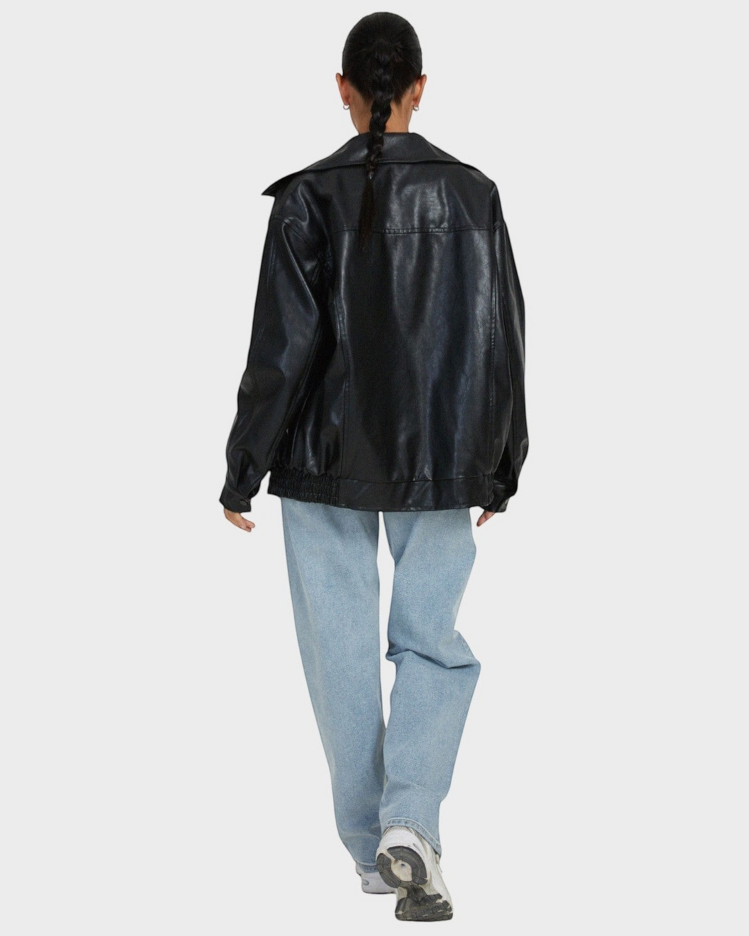 Luna Moda LIVIA black faux leather jacket with a relaxed fit worn by a model from the back view