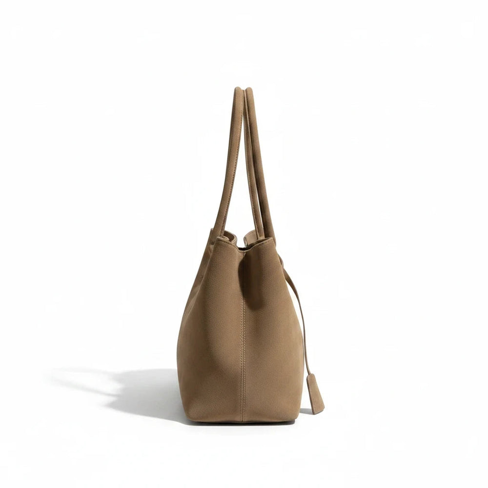 CASANDRA è una borsa a mano compatta dal design minimal e sofisticato. Un accessorio versatile per aggiungere eleganza ai tuoi outfit.