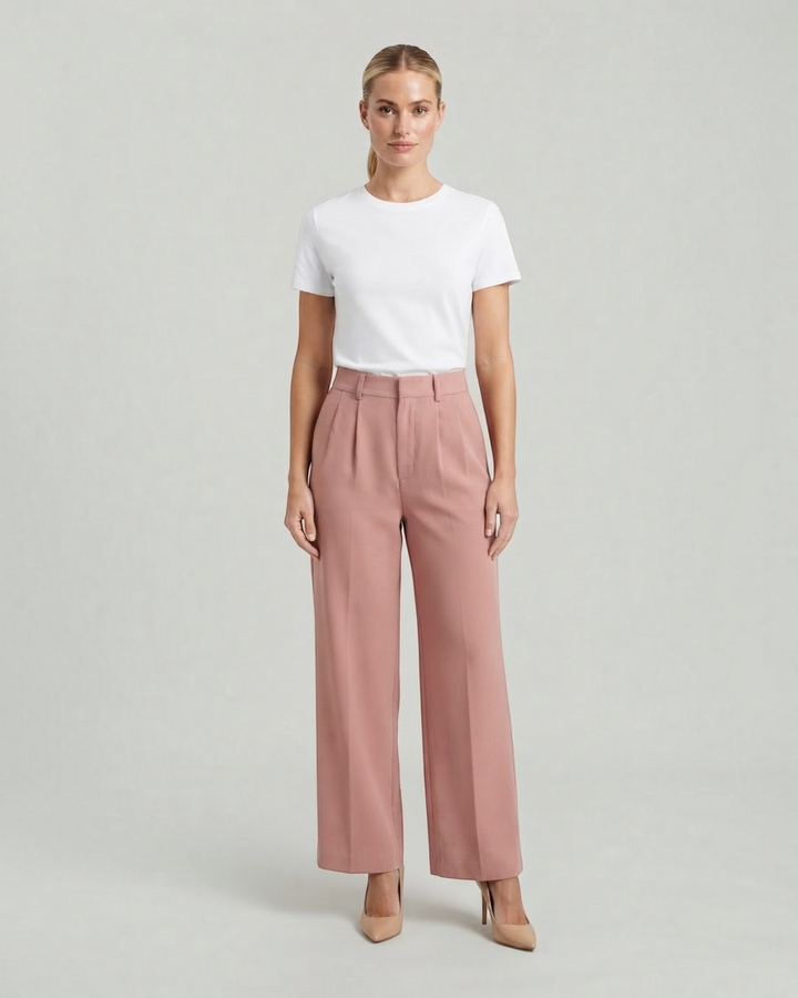 Luna Moda ISOTTA high-waisted dusty pink pleated palazzo trousers worn by a model with a white t-shirt