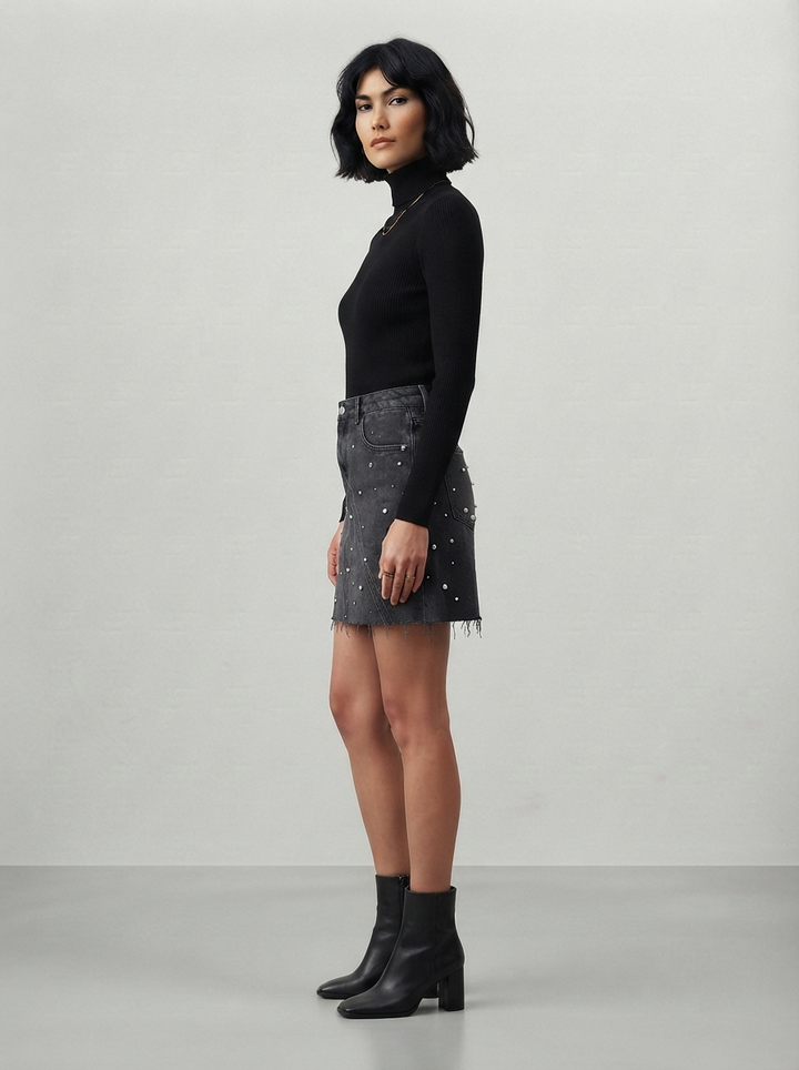 Kaia – Minigonna in denim con perle e orlo sfrangiato