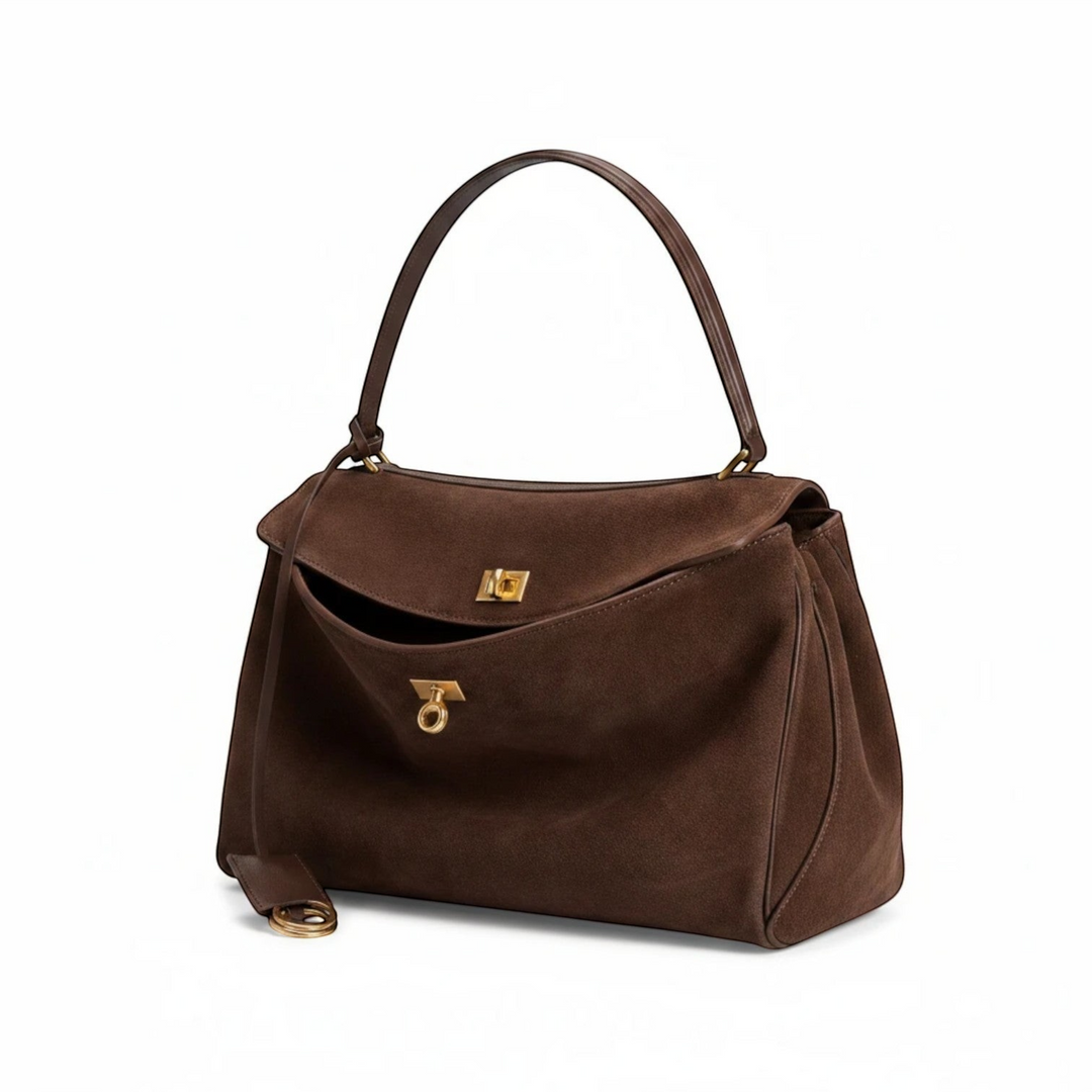 RAMONA conquista con la sua silhouette raffinata e i dettagli dorati. Una borsa femminile perfetta per valorizzare look eleganti e quotidiani.