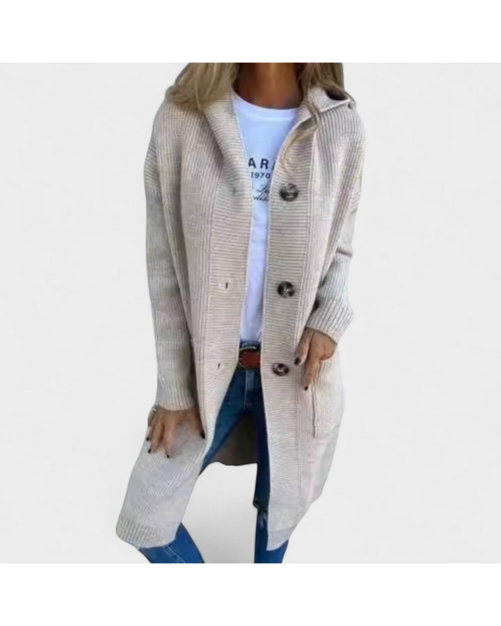 Luna Moda Beatriz long beige ribbed knit cardigan with button closure worn over a white t-shirt and blue jeans