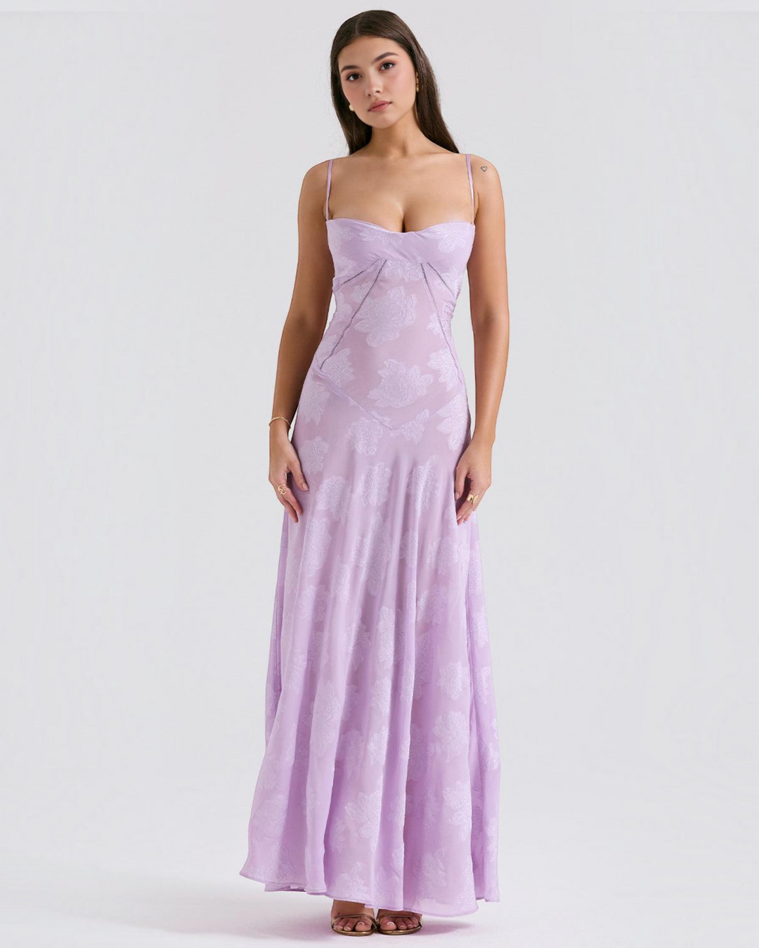 Luna Moda LIORA maxi dress in light purple with a sweetheart neckline and subtle floral pattern on a model