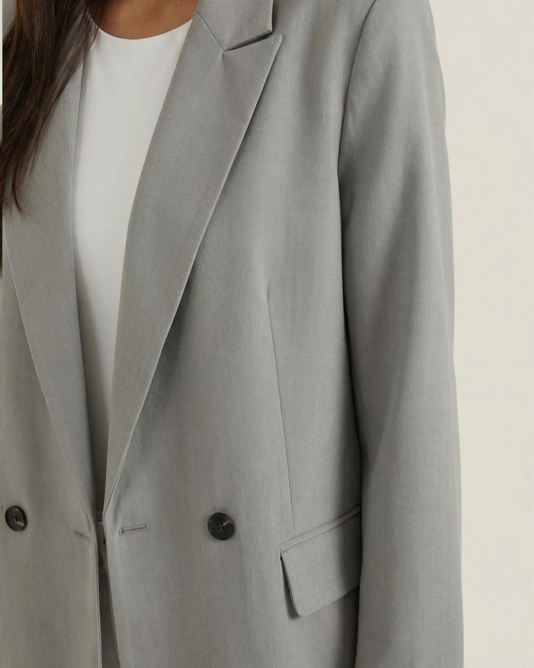 Luna Moda Felicia long grey tailored blazer with padded shoulders and button closure worn over a white top