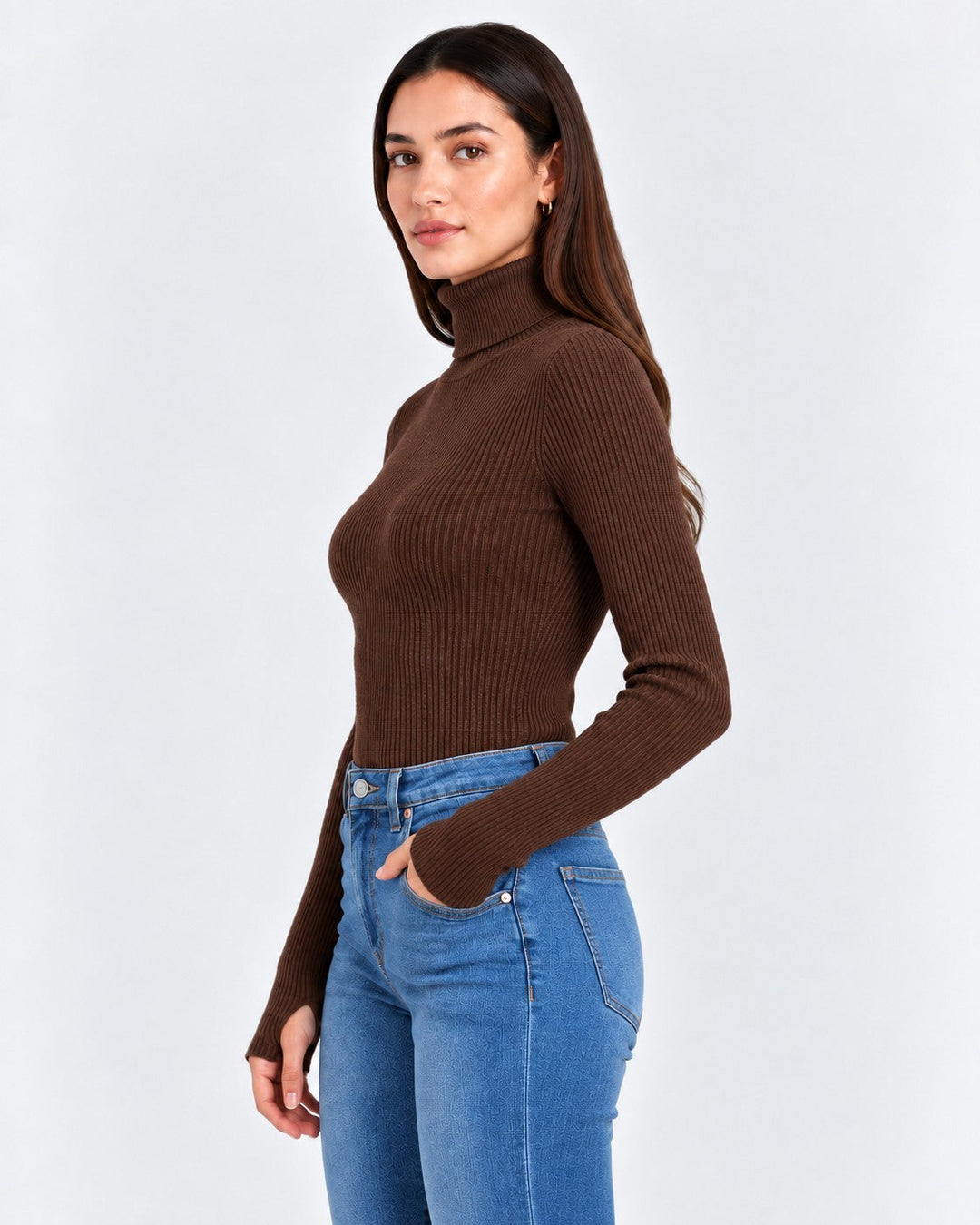 Luna Moda brown ribbed turtleneck sweater worn by a model with blue jeans, featuring a slim fit and long sleeves.