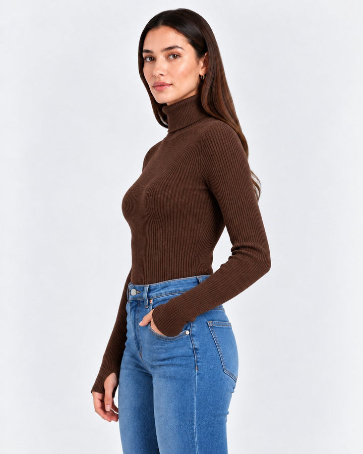 Luna Moda brown ribbed turtleneck sweater worn by a model with blue jeans, featuring a slim fit and long sleeves.