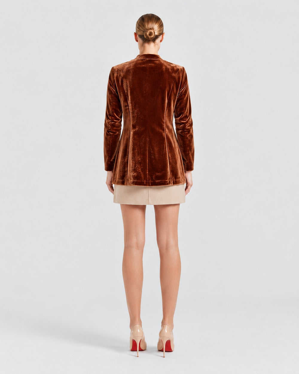 Luna Moda Donatella brown velvet blazer worn by a woman from the back, featuring a tailored fit and hip length.