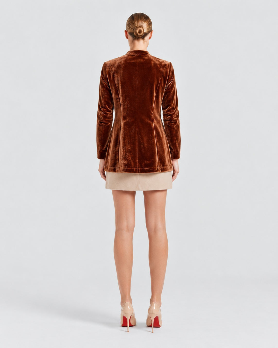 Luna Moda Donatella brown velvet blazer worn by a woman from the back, featuring a tailored fit and hip length.