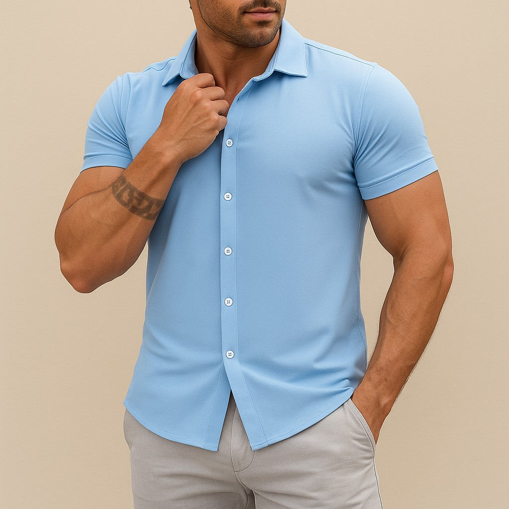 Camicia in cotone blu chiaro a maniche corte e dal taglio slim fit del marchio Luna Moda, con colletto classico, indossata da un uomo su uno sfondo neutro