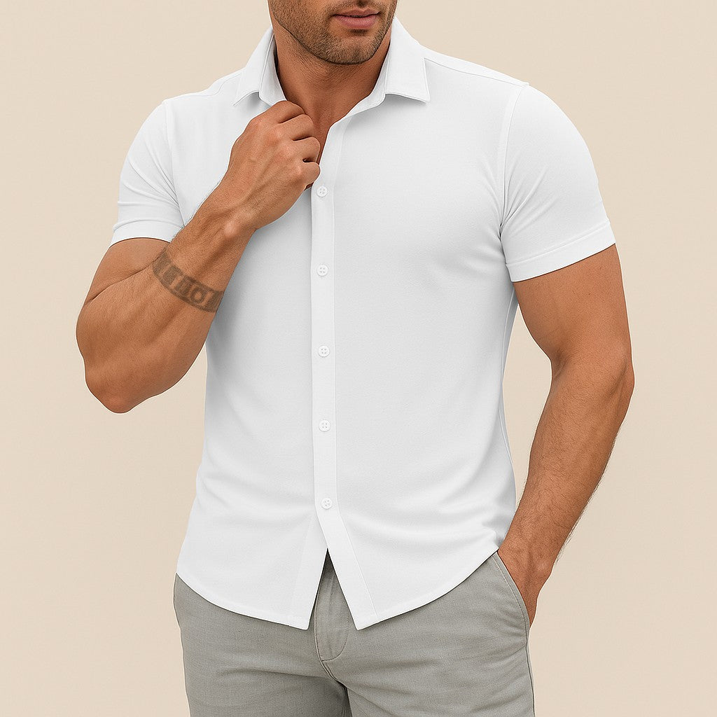 Camicia bianca in cotone a maniche corte dal taglio slim fit di Luna Moda, con colletto classico, indossata da un uomo con pantaloni grigi
