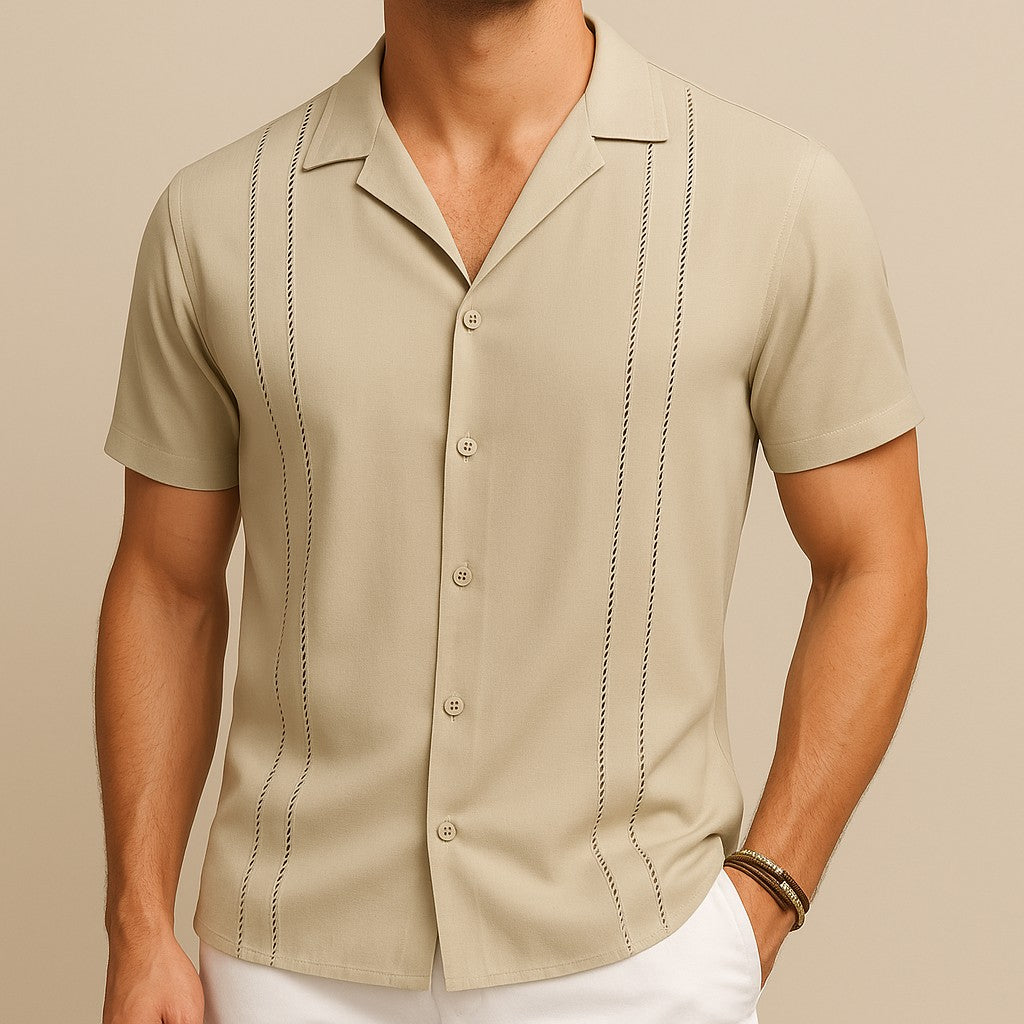 Camicia a maniche corte Luna Moda color kaki, con colletto cubano in stile vintage e cuciture decorative verticali.