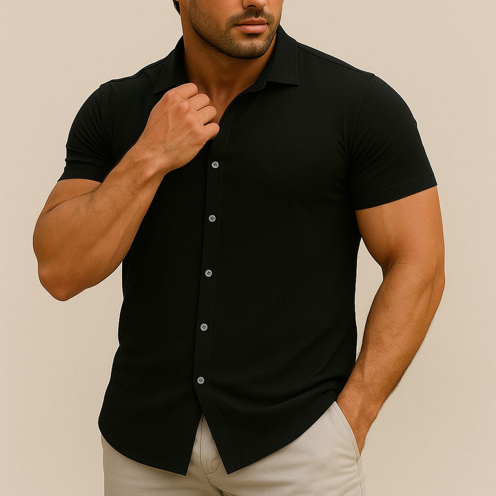 Camicia Luna Moda slim fit nera a maniche corte in cotone traspirante, indossata da un uomo con colletto classico
