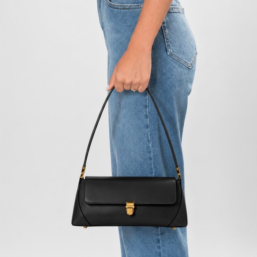 CARLA di Luna Moda, borsa a spalla con patta, colore nero, portata a mano.