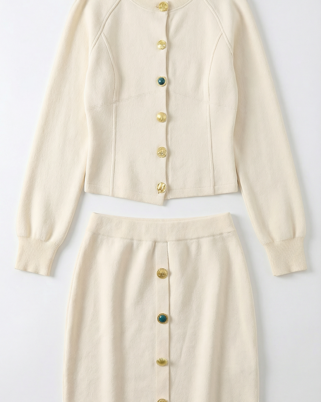 Carrie – Coordinato cardigan e minigonna con bottoni dorati