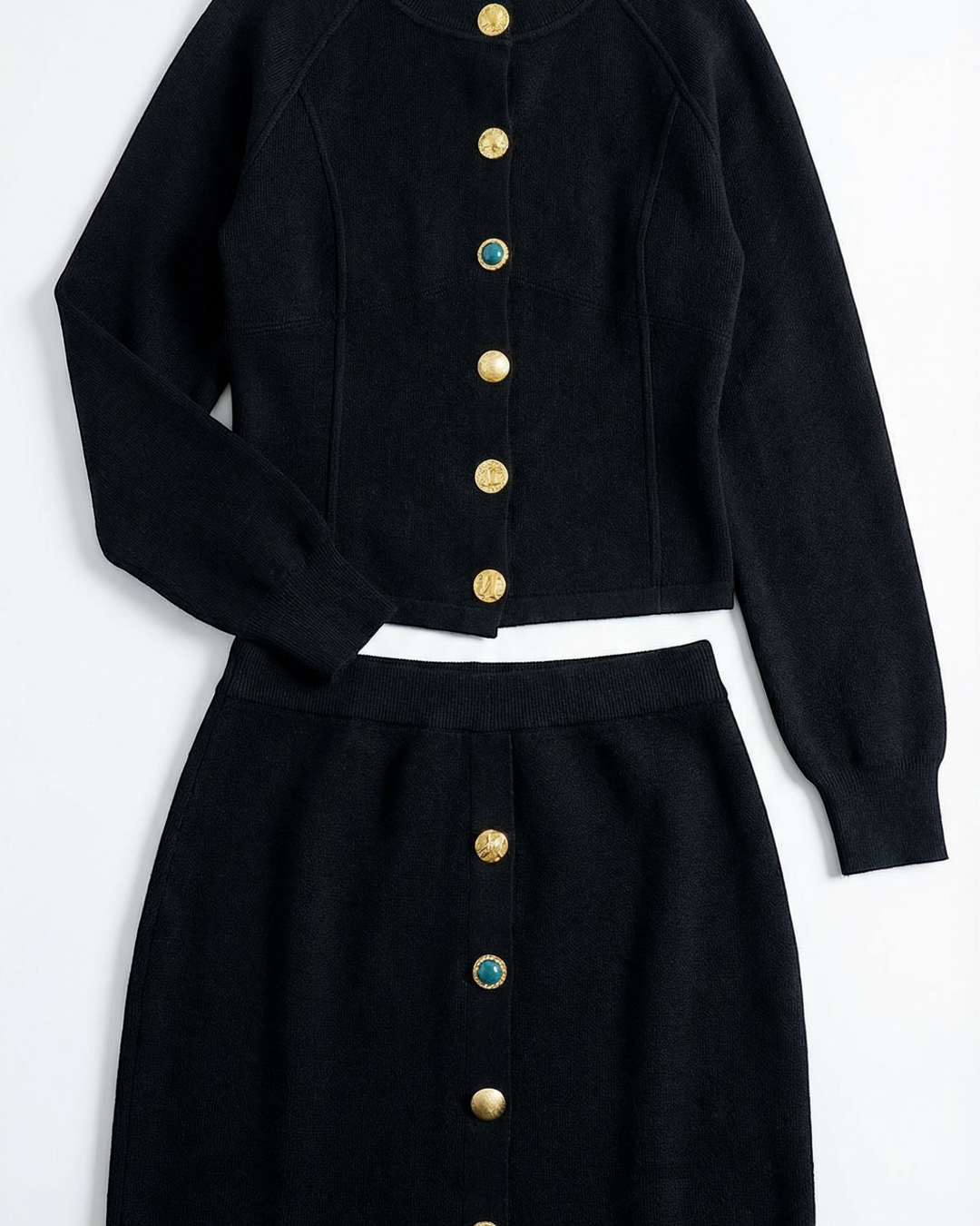 Carrie – Coordinato cardigan e minigonna con bottoni dorati