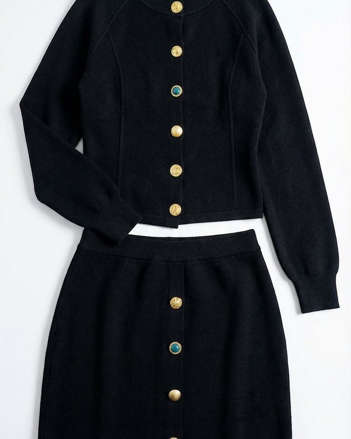 Carrie – Coordinato cardigan e minigonna con bottoni dorati