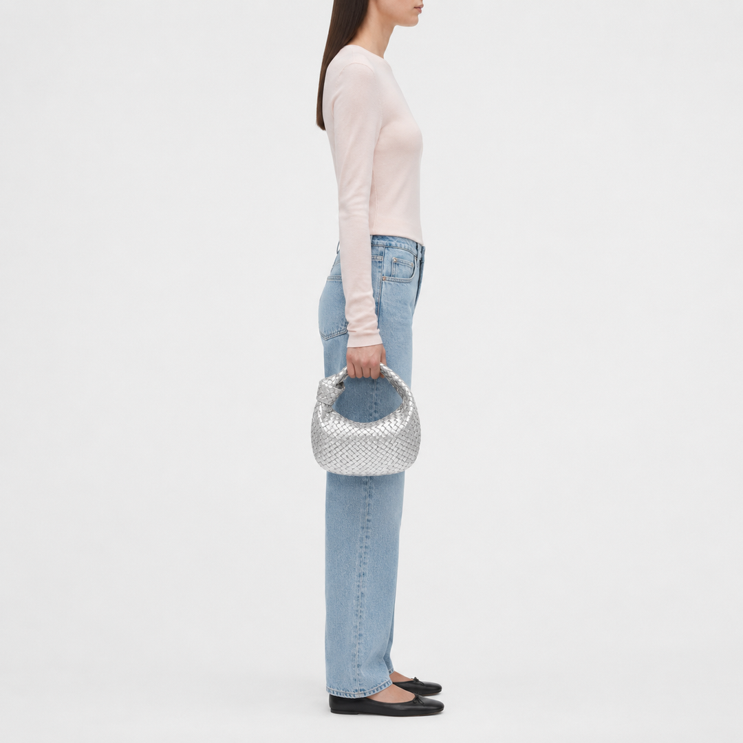 CHIARA di Luna Moda, borsa intrecciata con nodo, colore argento, portata a mano.