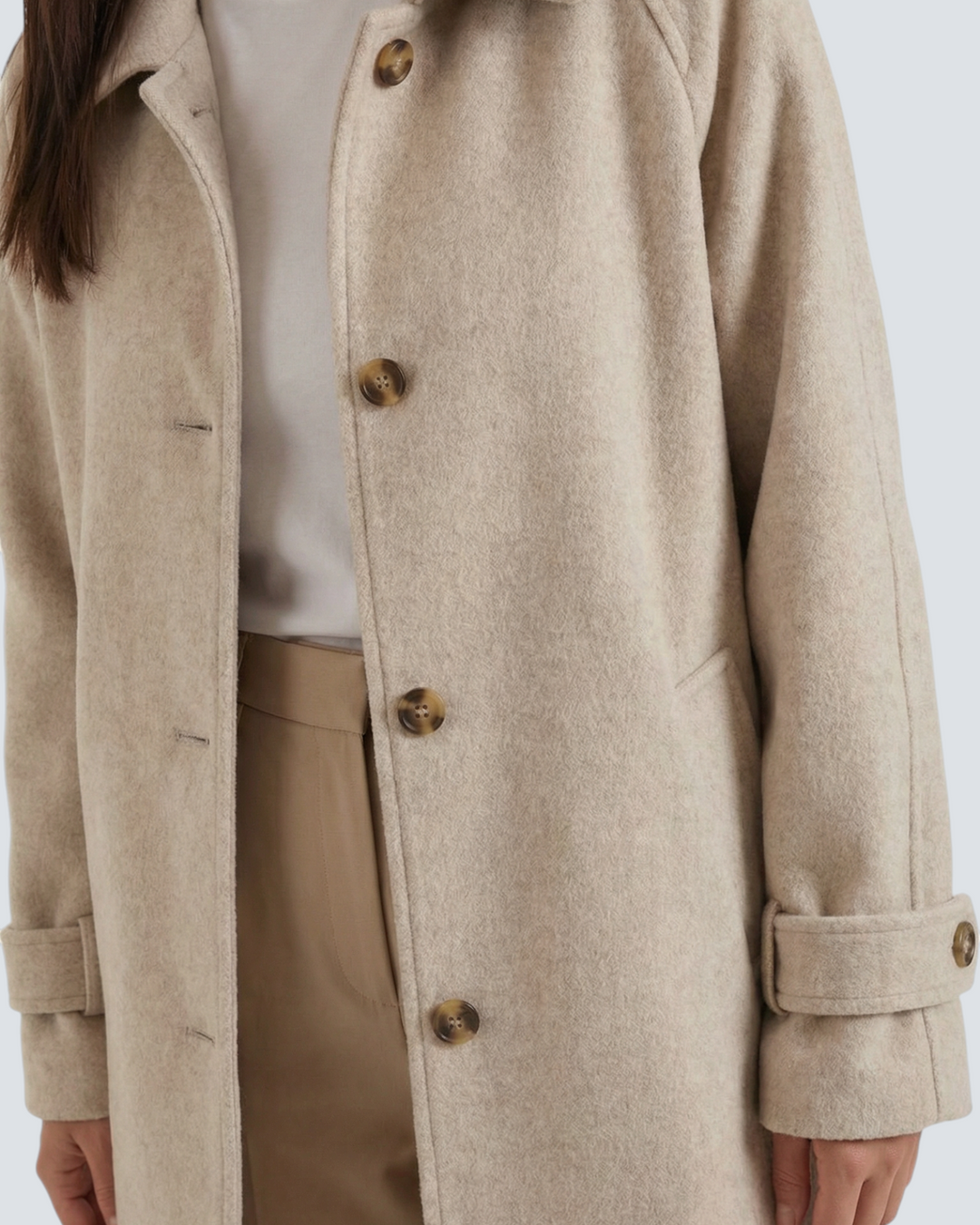 Cappotto MARISA beige, dettaglio del capo — LUNA MODA.