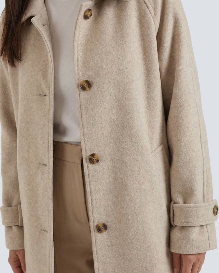 Cappotto MARISA beige, dettaglio del capo — LUNA MODA.