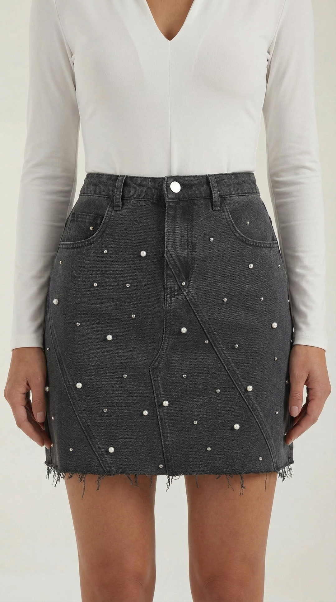 Kaia – Minigonna in denim con perle e orlo sfrangiato