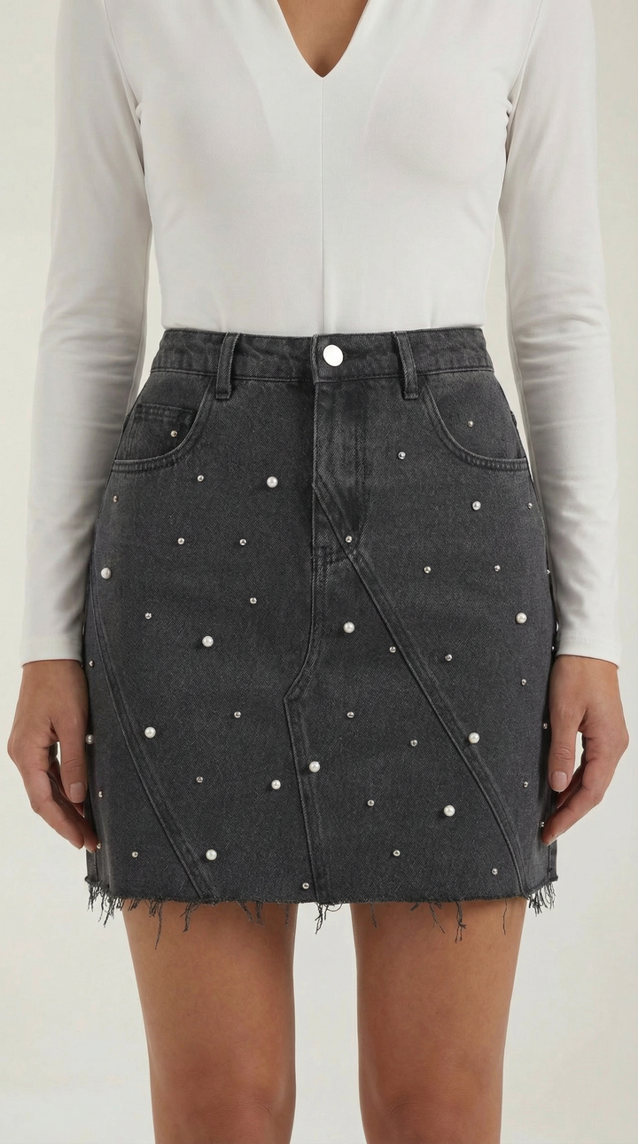 Kaia – Minigonna in denim con perle e orlo sfrangiato