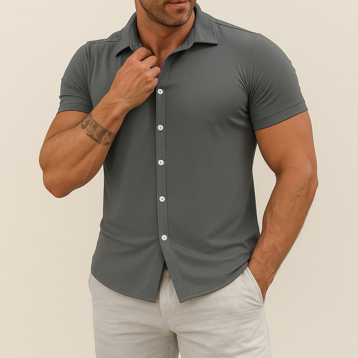 Camicia a maniche corte slim fit di Luna Moda in cotone traspirante grigio antracite con colletto classico, indossata da un modello muscoloso.