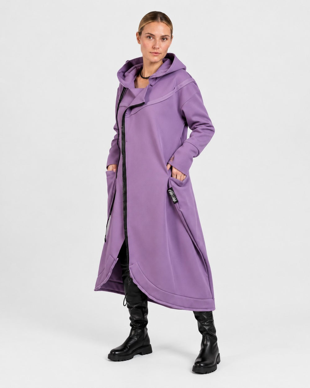 LAURA, felpa asimmetrica con cappuccio, indossata – Luna Moda