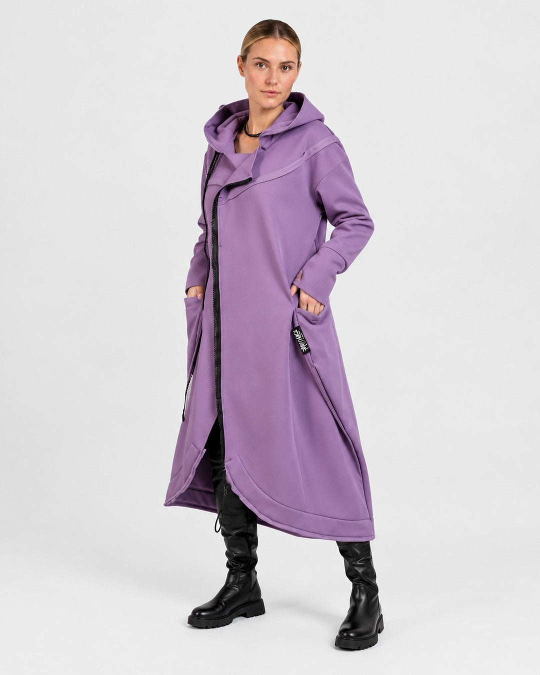 LAURA, felpa asimmetrica con cappuccio, indossata – Luna Moda