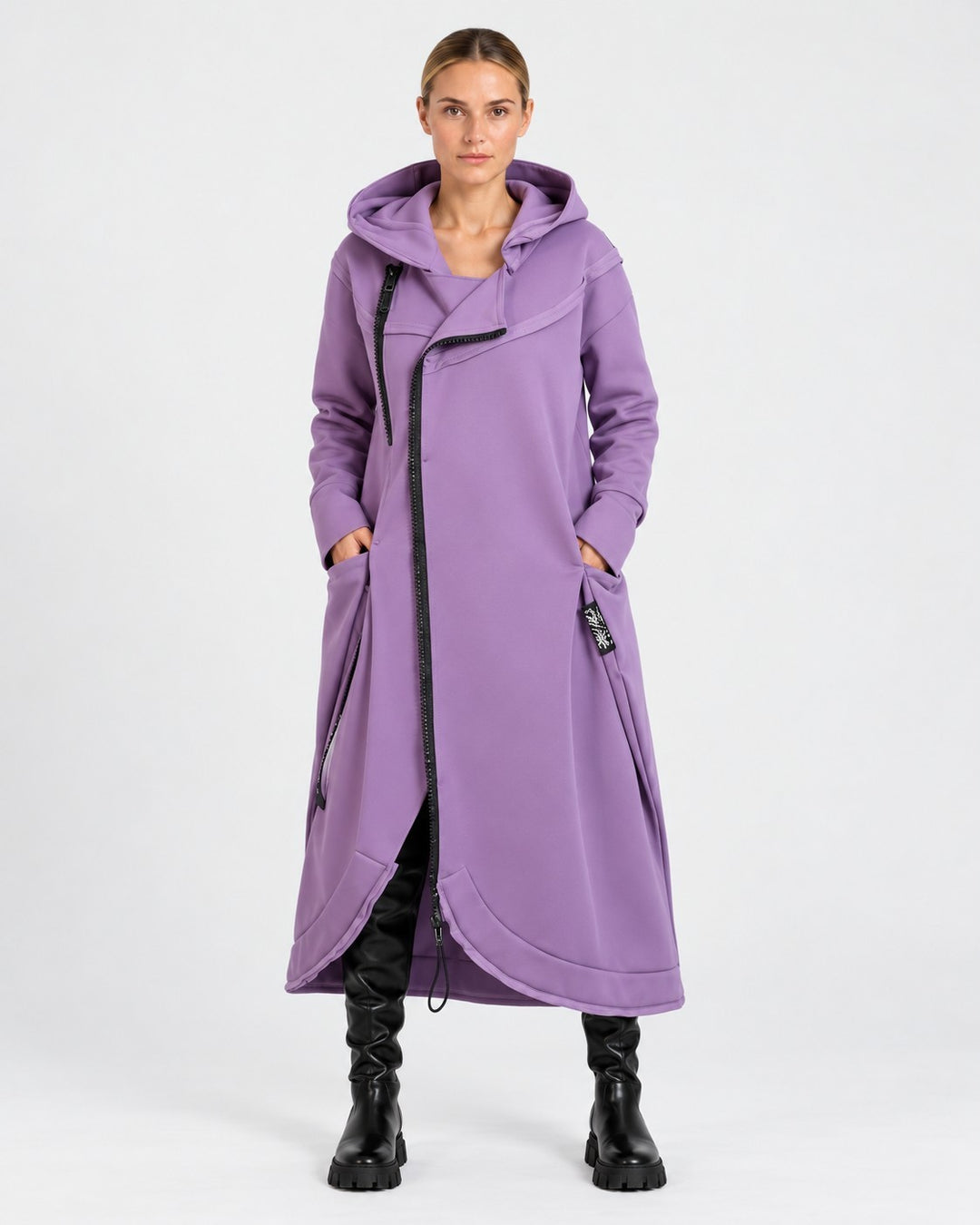 LAURA, felpa asimmetrica con cappuccio, indossata – Luna Moda