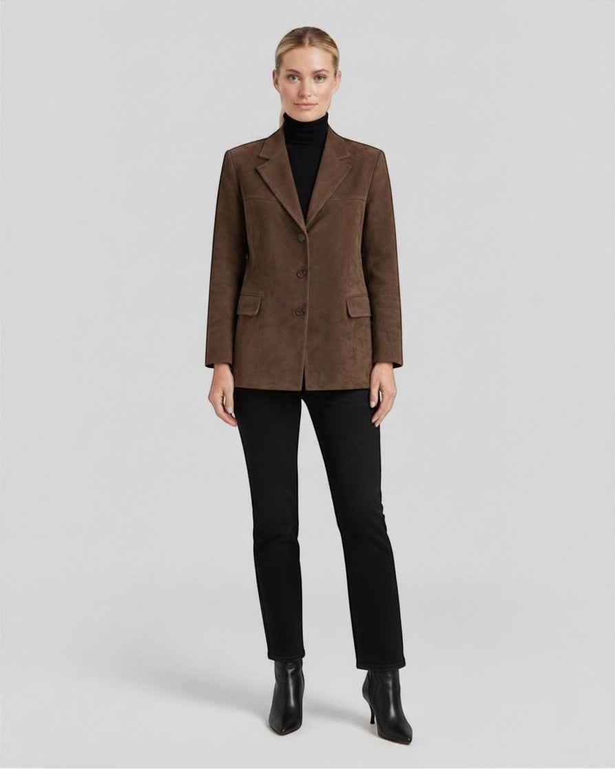 Luna Moda Marta brown suede blazer worn by a model with a black turtleneck and trousers for a sophisticated look.