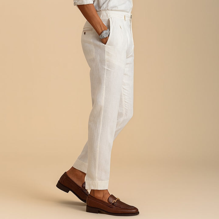 Pantaloni affusolati in lino color avorio di Luna Moda, con pieghe sul davanti e lunghezza alla caviglia, abbinati a mocassini in pelle marrone.