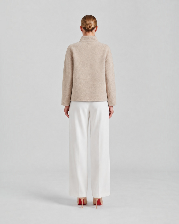 Luna Moda Patrizia beige oversized jacket with soft texture, worn by a model from the back view with white trousers.
