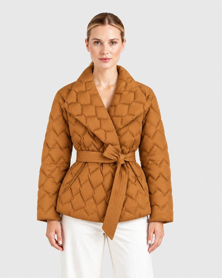 SERENA, giacca trapuntata con cintura, indossata – Luna Moda