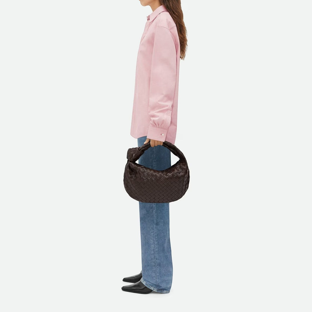 CHIARA di Luna Moda, borsa intrecciata con nodo, colore marrone, portata a mano.