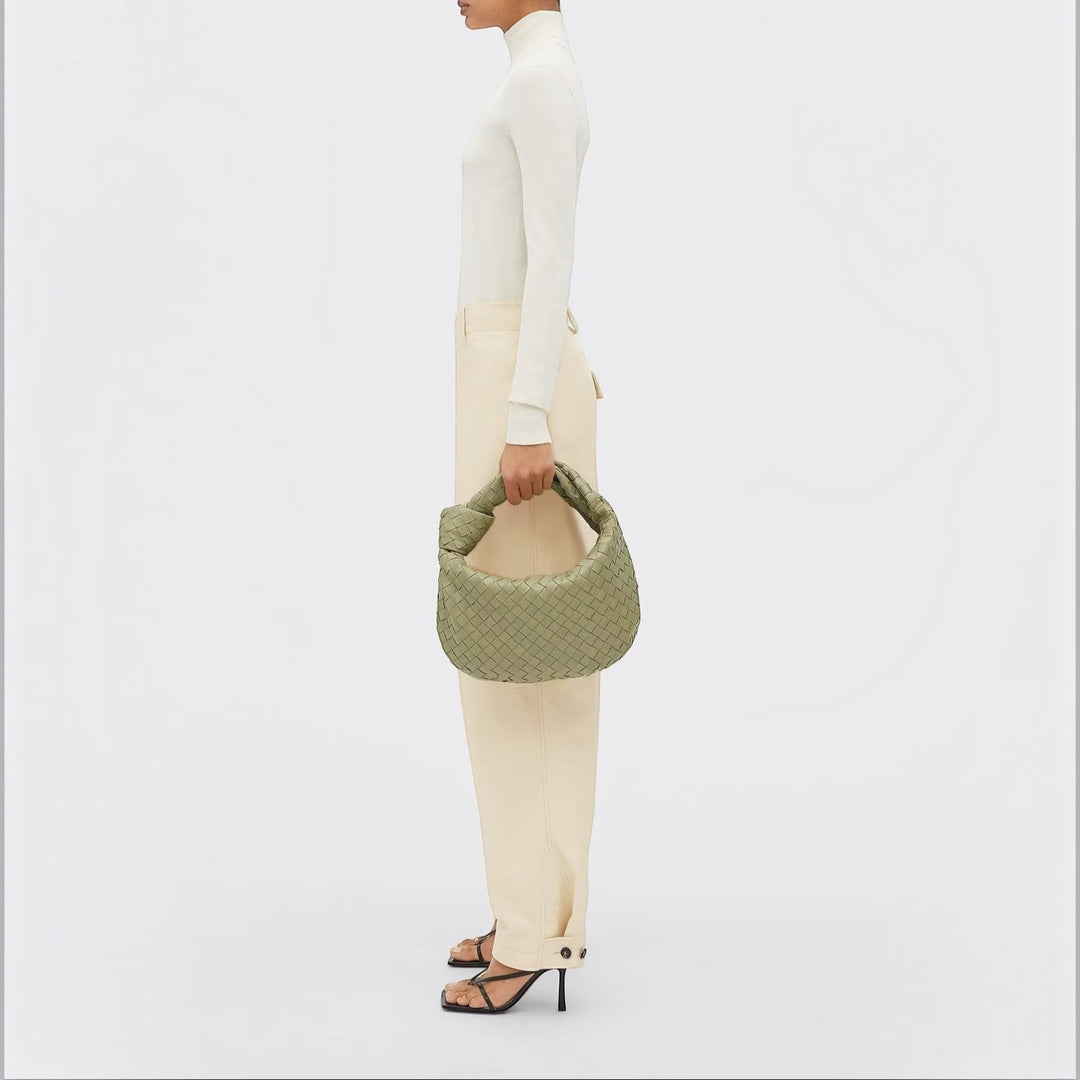 CHIARA di Luna Moda, borsa intrecciata con nodo, colore verde, portata a mano.