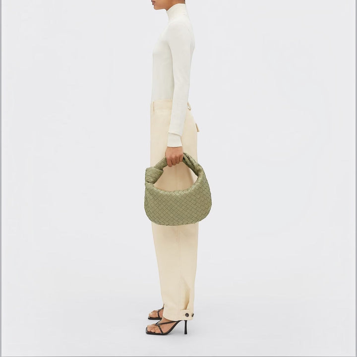CHIARA di Luna Moda, borsa intrecciata con nodo, colore verde, portata a mano.
