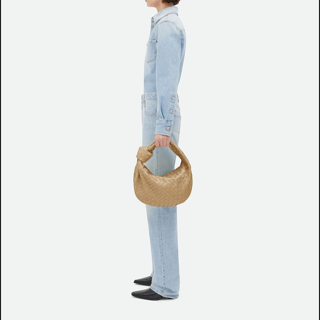 CHIARA di Luna Moda, borsa intrecciata con nodo, colore beige, portata a mano.