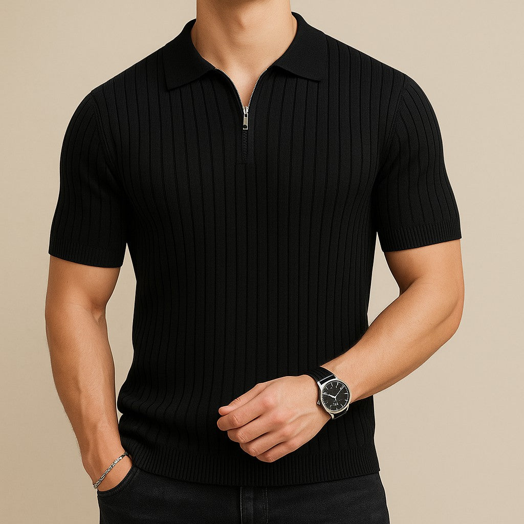 luna-moda-black-ribbed-zipaPolo Luna Moda nera, dal taglio slim fit, in maglia a coste con un moderno colletto con cerniera, indossata da un uomo su uno sfondo neutro.