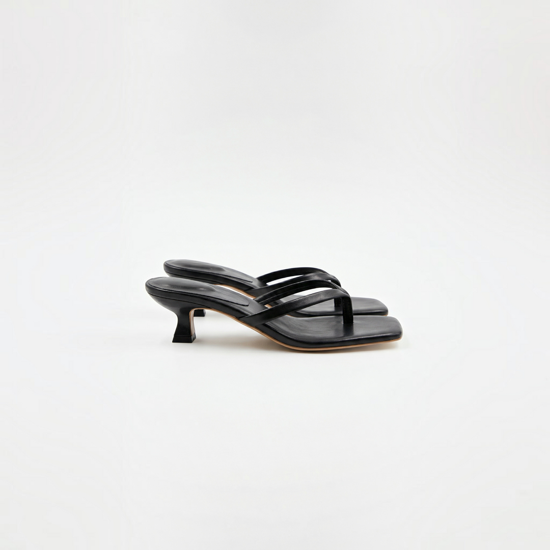 Luna Moda JESSICA black thong-style slide sandals with a refined kitten heel and a modern square toe design.