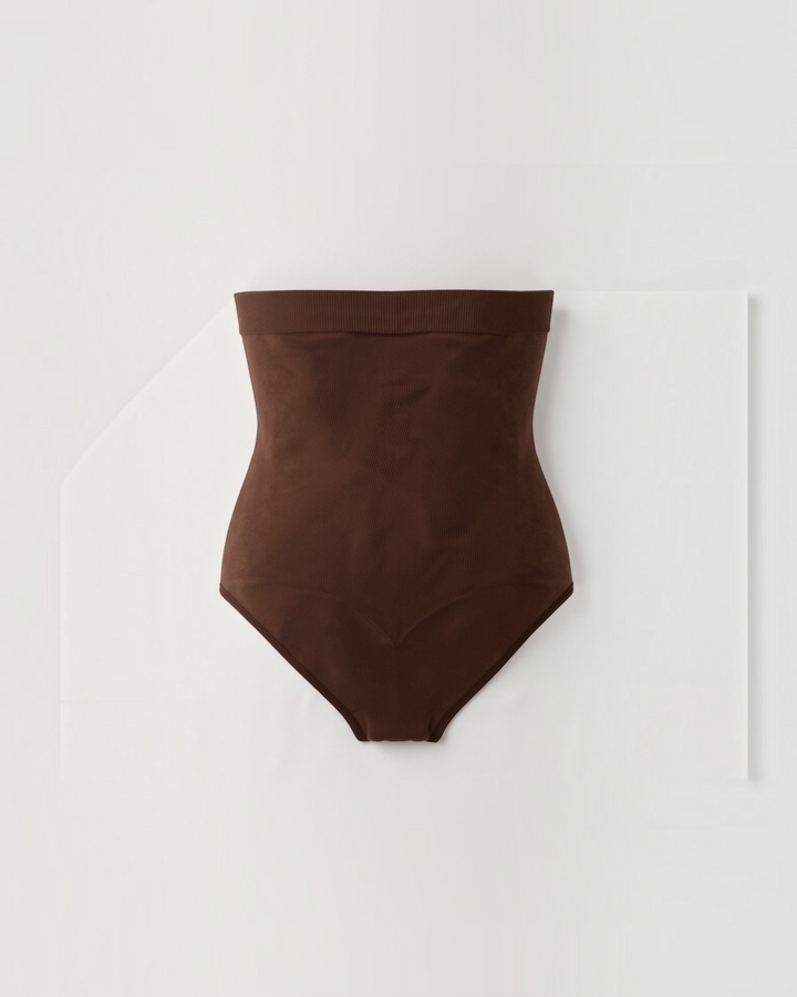 Luna Moda high-waisted shaping briefs in dark brown with seamless edges and targeted compression panels.