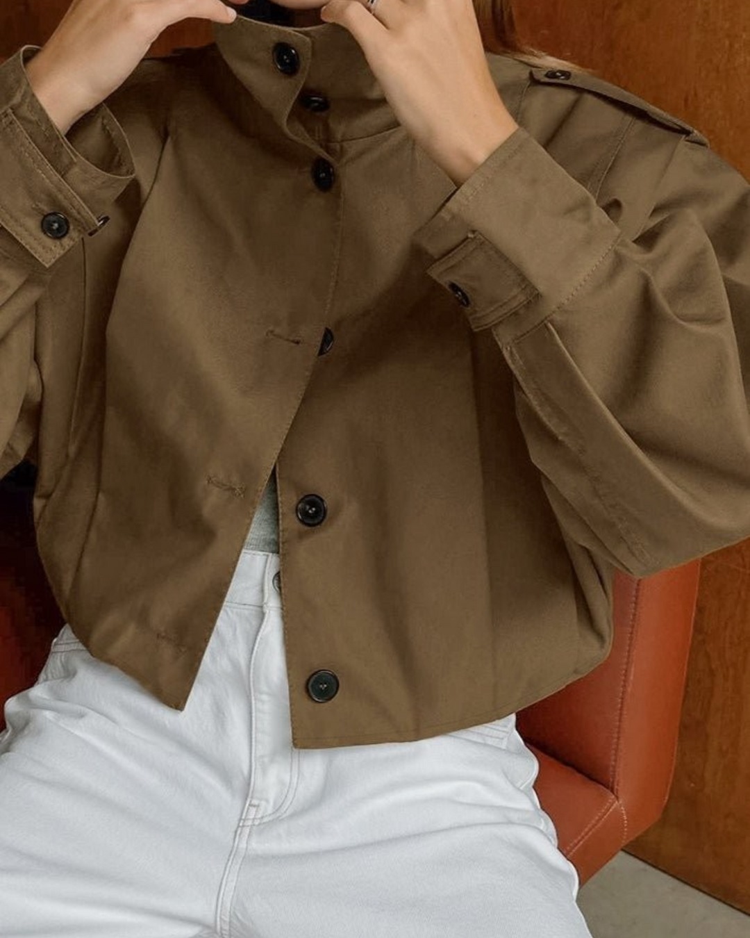 DORA – Giacca corta con collo alto, colore marrone, dettaglio del capo indossato – Luna Moda