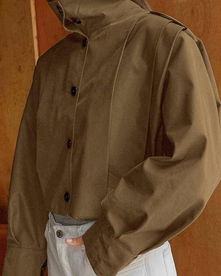 DORA – Giacca corta con collo alto, colore marrone, dettaglio del capo indossato – Luna Moda