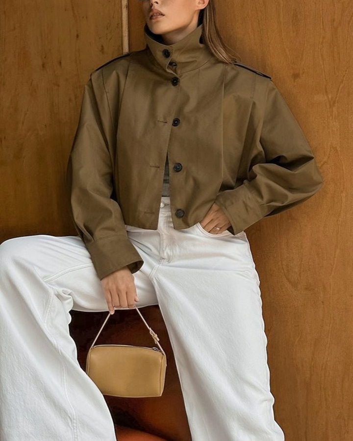 DORA – Giacca corta con collo alto, colore marrone, vista frontale indossata – Luna Moda