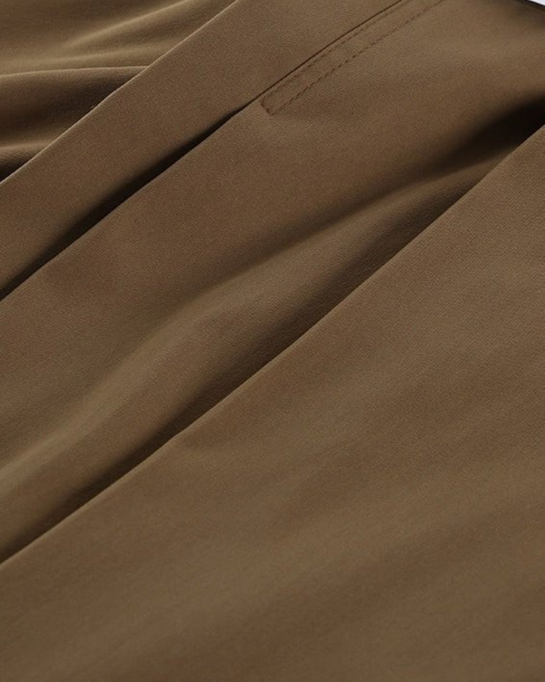 DORA – Giacca corta con collo alto, colore marrone, dettaglio del tessuto e delle cuciture – Luna Moda