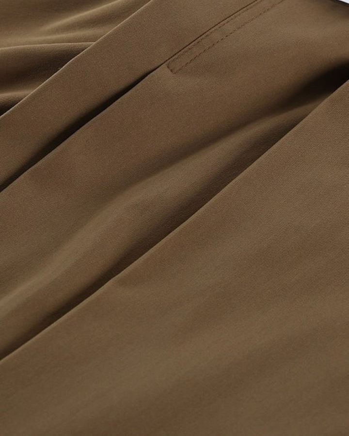 DORA – Giacca corta con collo alto, colore marrone, dettaglio del tessuto e delle cuciture – Luna Moda