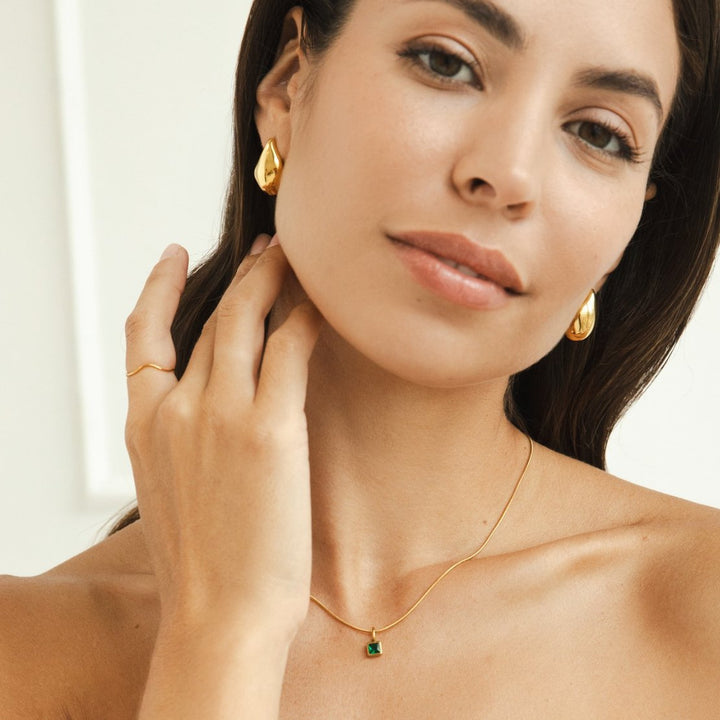 Collana con pendente quadrato e pietra del mese
