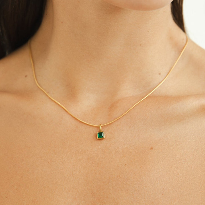 Collana con pendente quadrato e pietra del mese